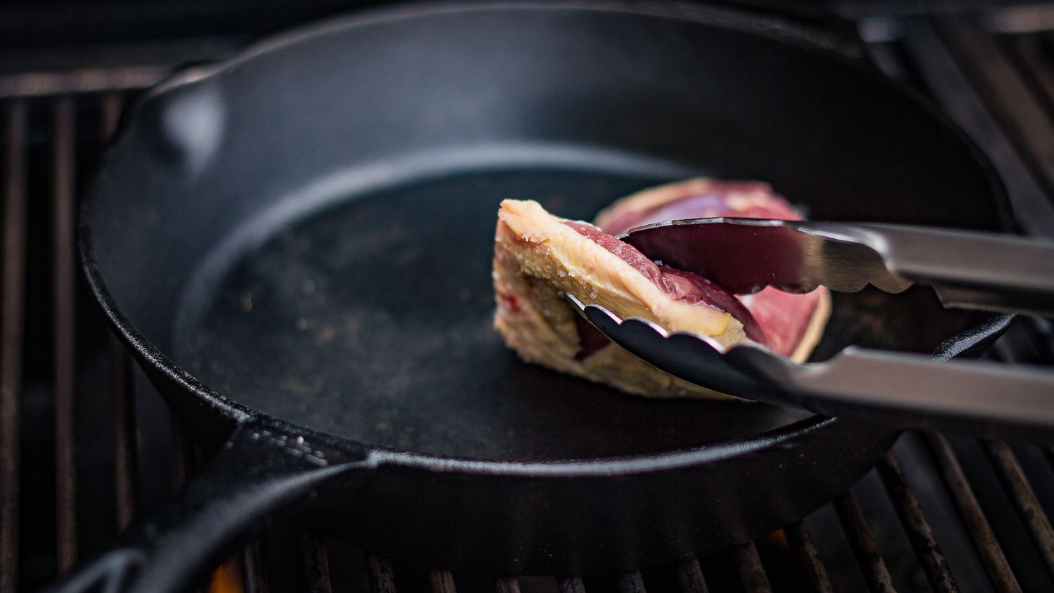 Detalj av grilltang 35 cm rustfritt stål med lås - Grillfürst