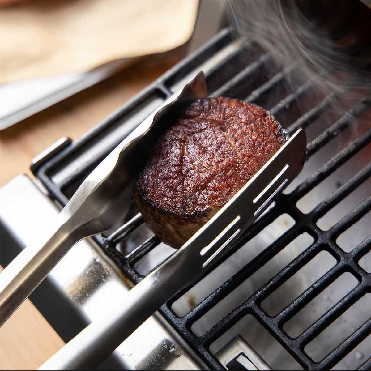 Grilltang rustfritt stål - Otto Wilde Grillers i bruk på grillen