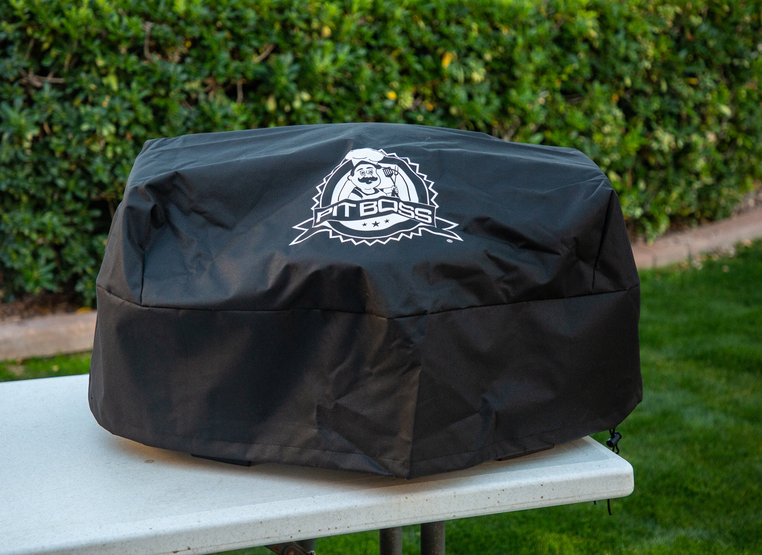 Detalj av Grilltrekk for Sportsman 3 polyester - Pit Boss med logo