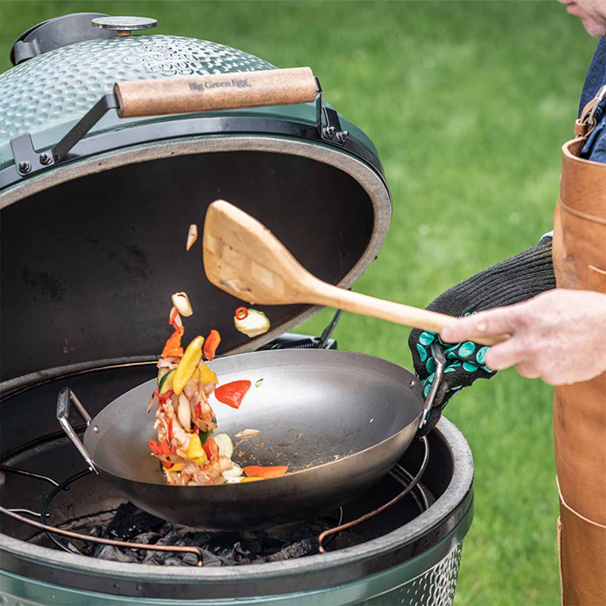 Detalj av grillwok karbonstål - Big Green Egg