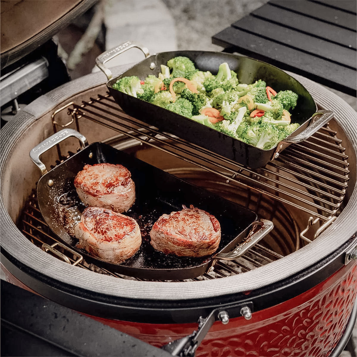 Halvmåne pannesett karbonstål for keramisk grill - Kamado Joe montert på grill