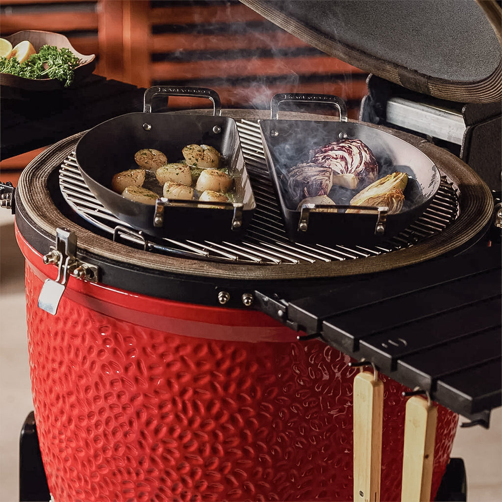 Nærbilde av håndtak på Halvmåne pannesett karbonstål for keramisk grill - Kamado Joe