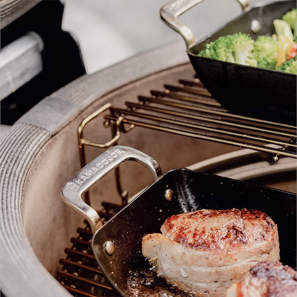 Halvmåne pannesett karbonstål for keramisk grill - Kamado Joe med begge panner