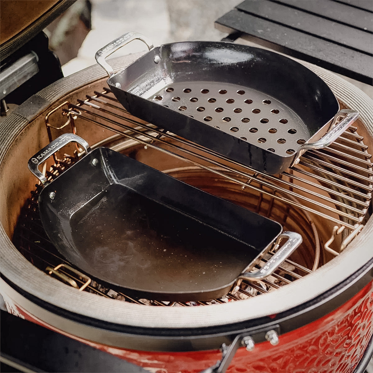 Halvmåne pannesett karbonstål for keramisk grill Kamado Joe bakside