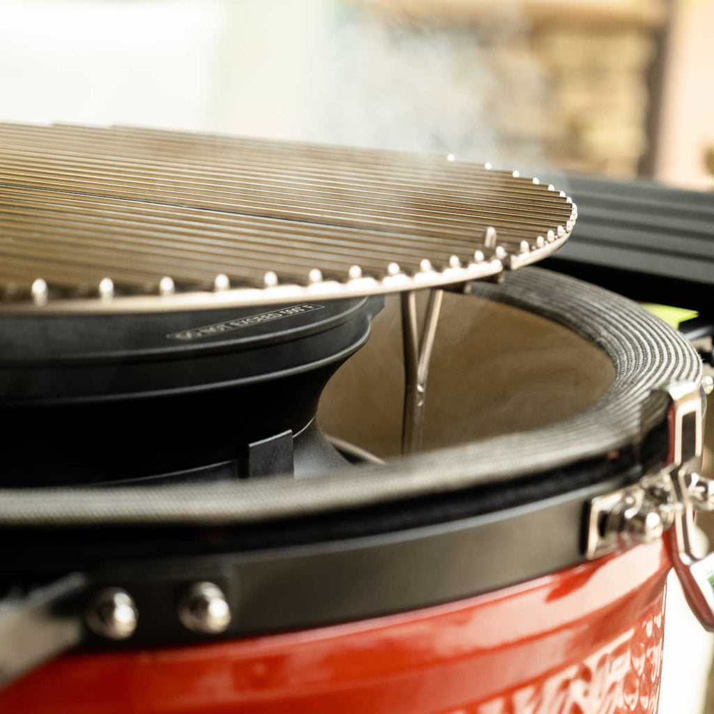 Nærbilde av Hyperbolic SlōRoller varmeavbøyer for Classic - Kamado Joe