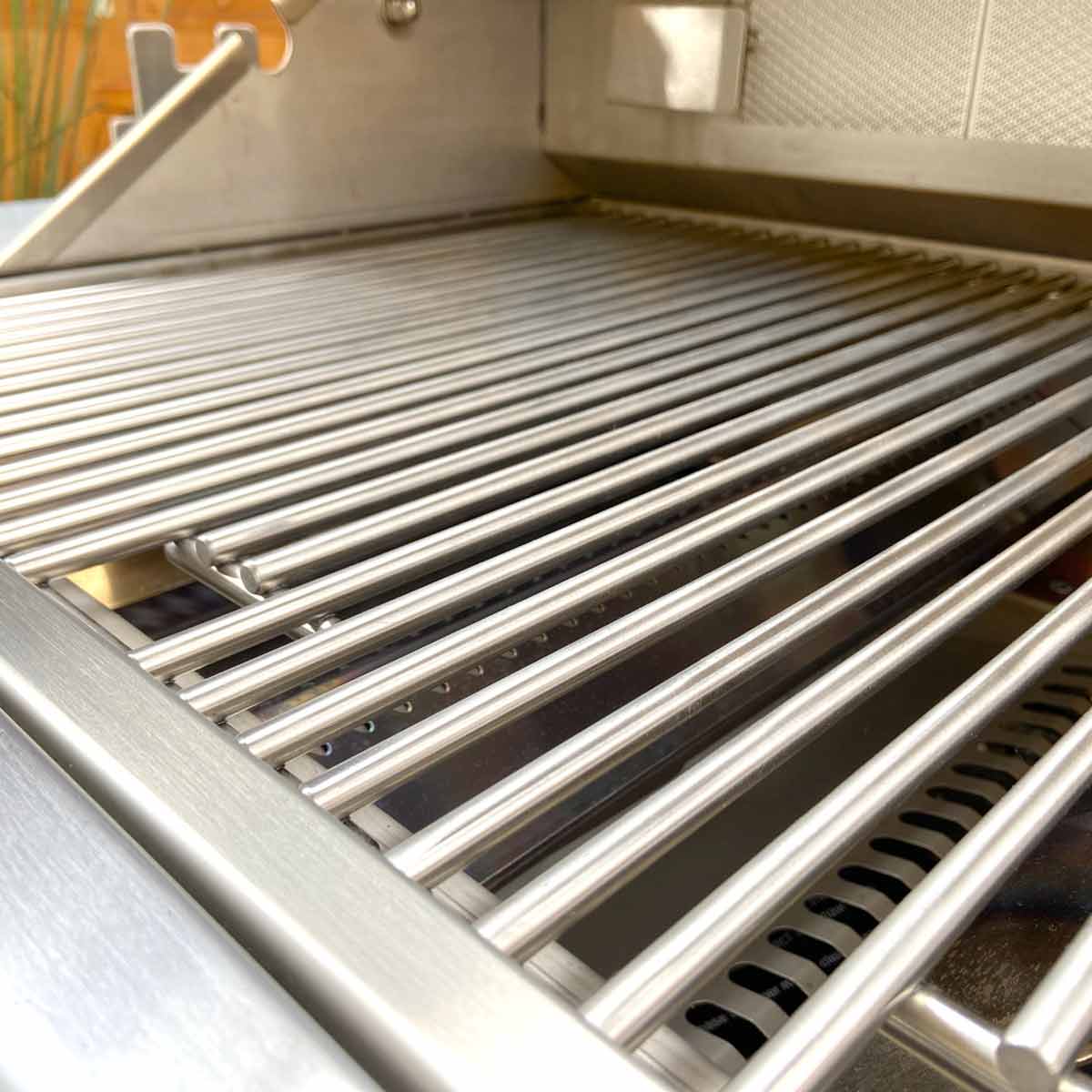 Nærbilde av grillrister på innebygd gassgrill Brahma 5 brennere rustfritt stål rotisserie
