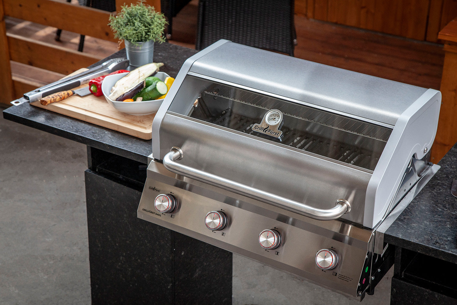 Helhetsbilde av Innebygd gassgrill G401E i moderne hagekjøkken