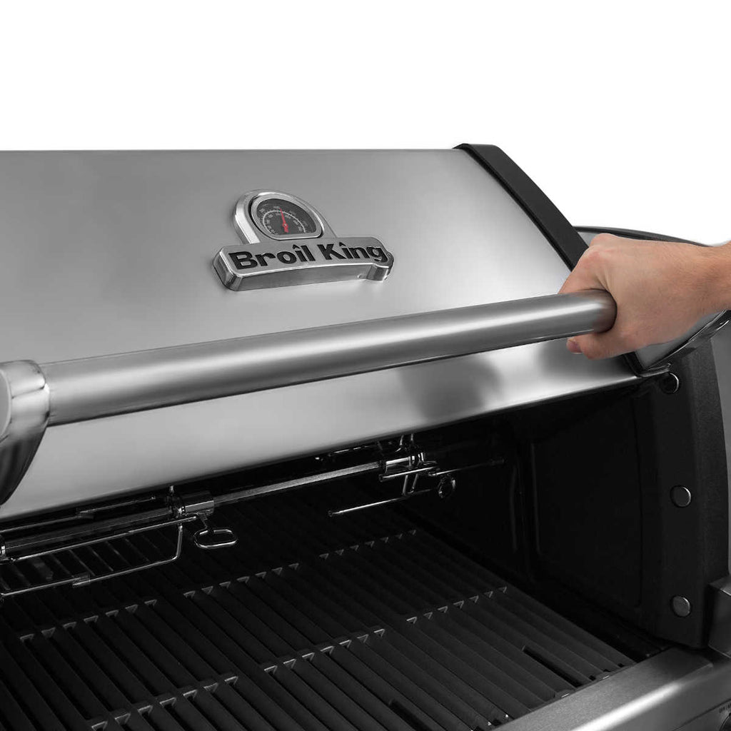 Montert Innebygd gassgrill Imperial S 670 med dreiespidd rustfritt stål i utekjøkken