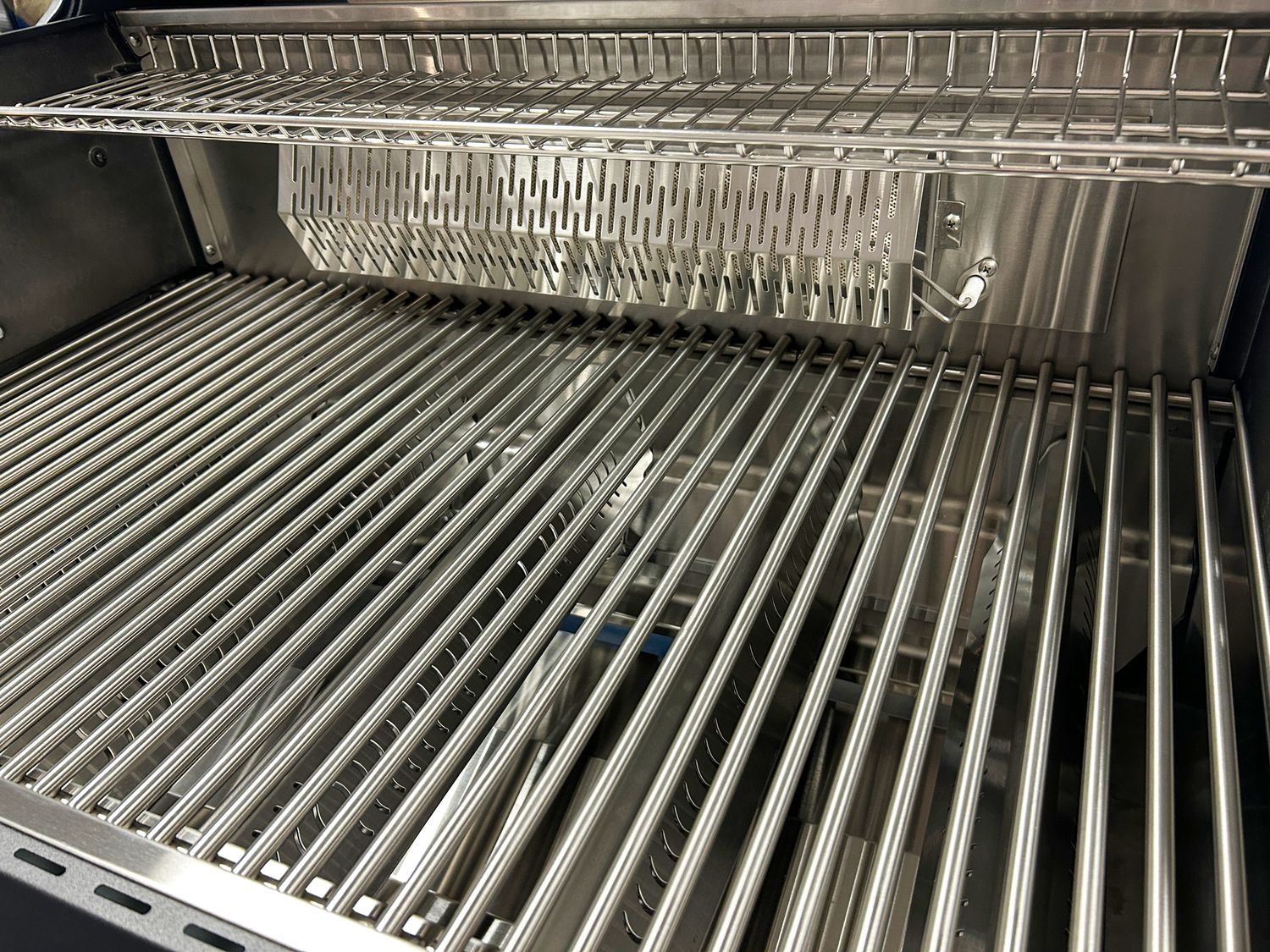 Detalj av brennere på Innebygd gassgrill Independence P590E 5 brennere bakbrenner