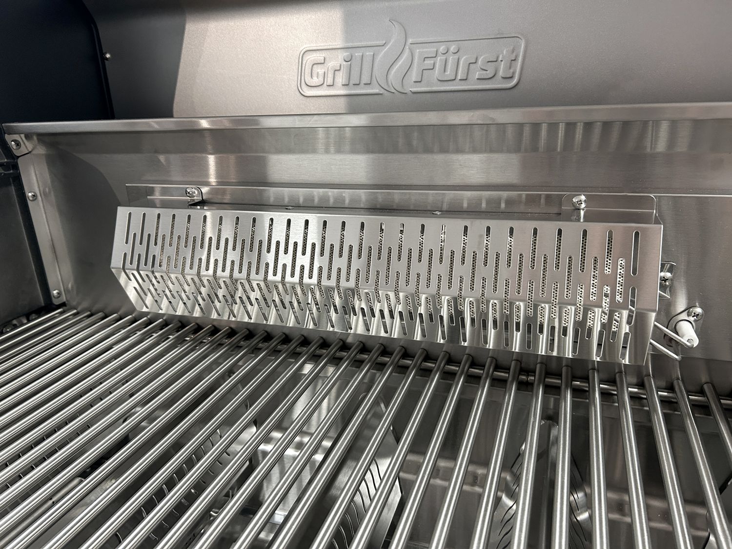 Nærbilde av kontrollknapper på Innebygd gassgrill Independence P590E 5 brennere bakbrenner