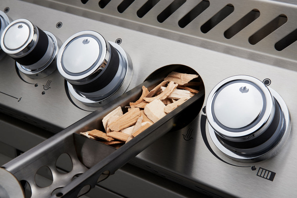 Innebygd gassgrill Prestige Pro 825 rustfritt stål dreiespidd under bruk