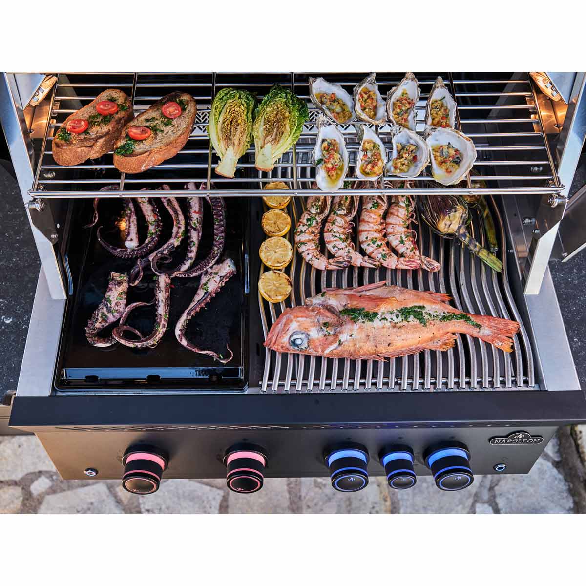 Detalj av brennere på Innebygd grill 700-Series 32" matt svart 4 brennere - Napoleon