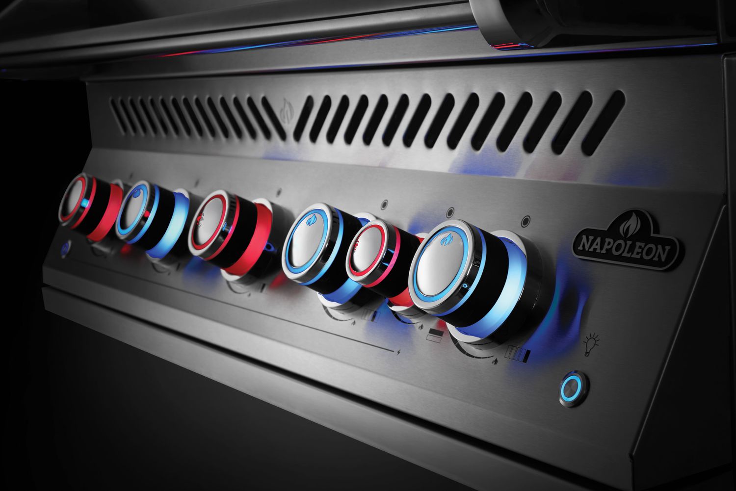 Nærbilde av Safety Glow dreieknapper på Innebygd grill 700-Series 38" 5 brennere med dreiespidd - Napoleon