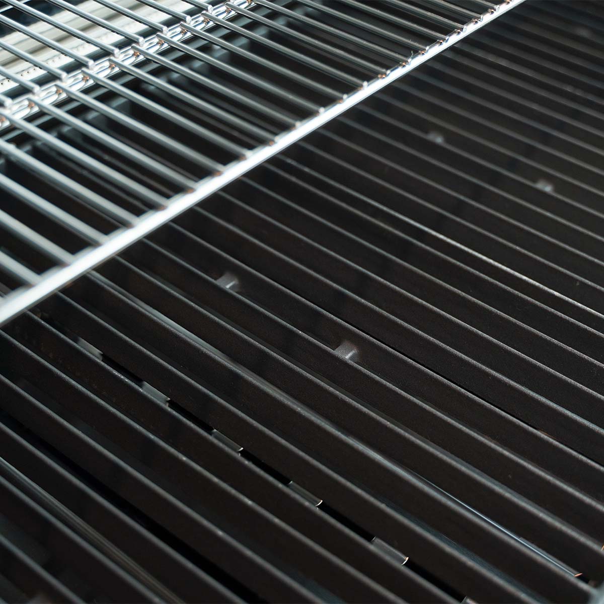 Nærbilde av støpejernsrist på Innebygd grill Free S-510 med LED-belysning 5 brennere svart