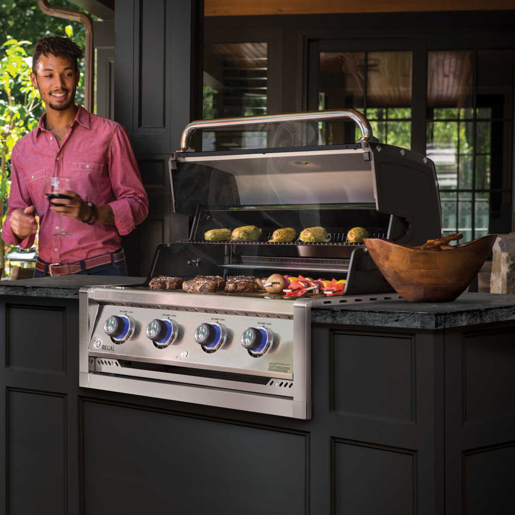 Innebygd grill Regal 420 Built-In 4 brennere støpejern i bruk