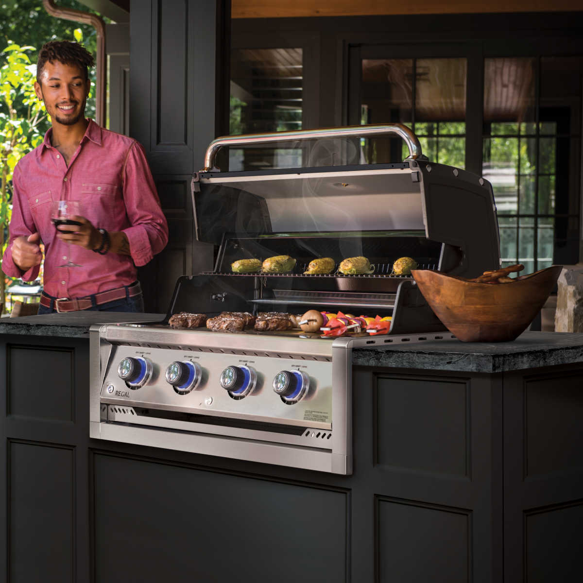 Innebygd grill Regal 420 Built-In 4 brennere støpejern i bruk