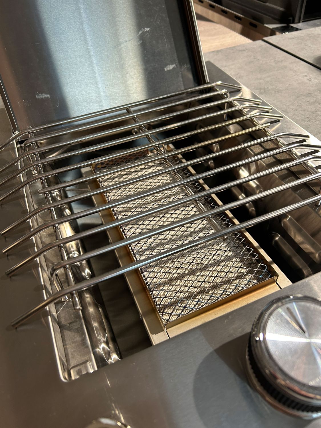 Nærbilde av grillrist på Innebygd infrarødt brenner for utekjøkken drop-in Grillfürst