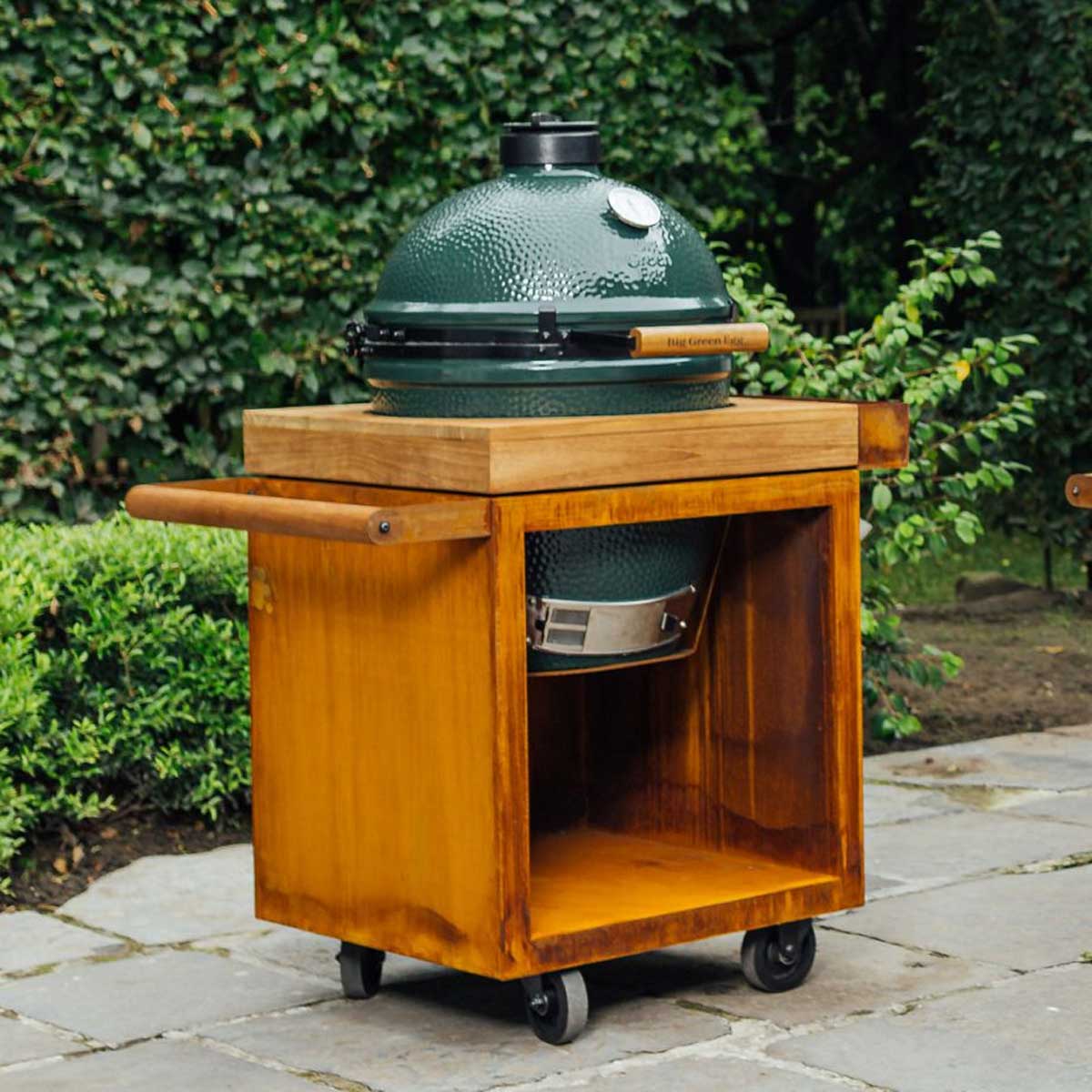 Kamado Table Corten 65 PRO teaktre BGE detalj av teaktre arbeidsflate