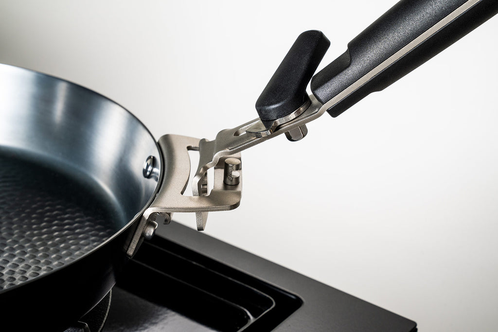 Karbonstålpanne 24 cm - Outdoorchef montert på grill