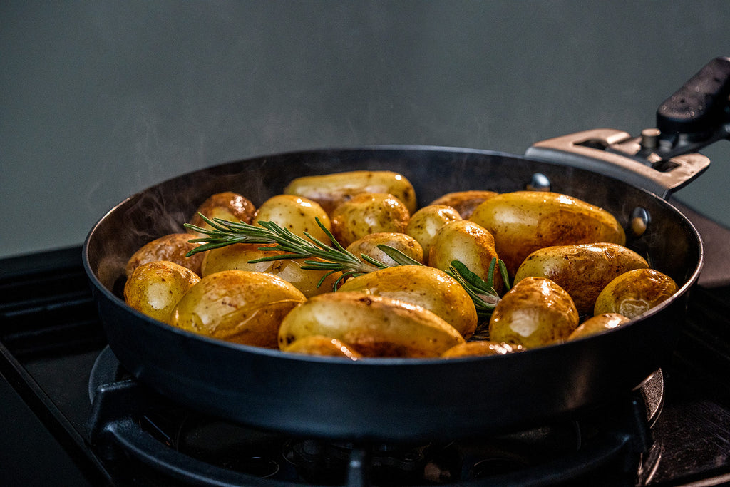 Karbonstålpanne 24 cm - Outdoorchef med avtakbart håndtak