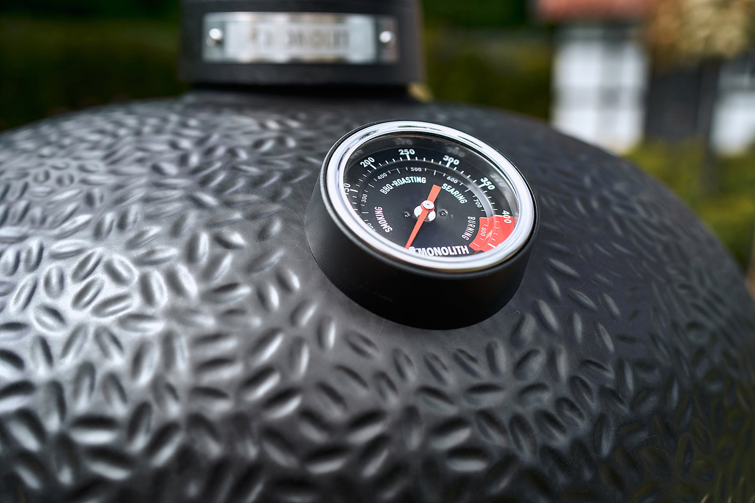 Keramisk grill AVANTGARDE.66 med stativ og sidebord montert