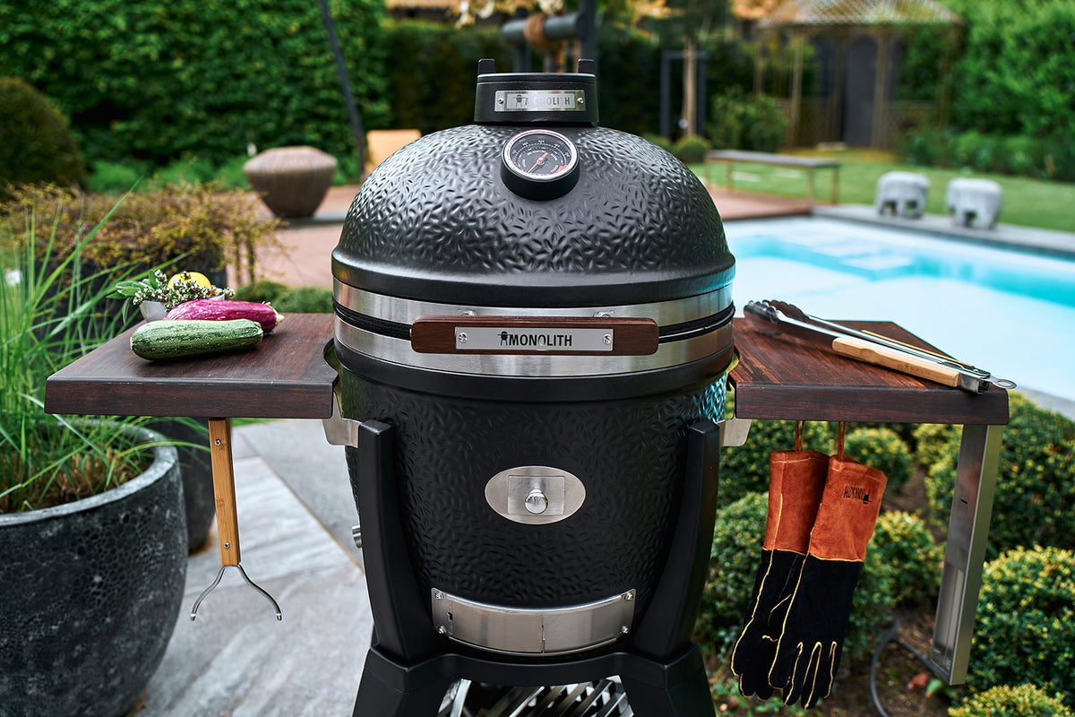 Keramisk grill AVANTGARDE.55 med stativ og smoke set - Monolith montert i hage