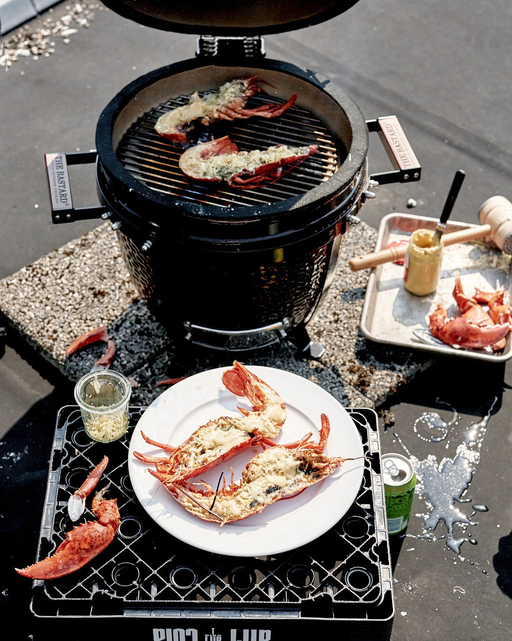 Keramisk grill Classic Small svart 25 cm 2025 - The Bastard på stativ
