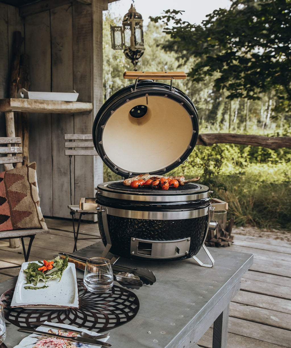 Keramisk grill ICON Black bordgrill med stativ 33 cm - Monolith brukt på terrasse