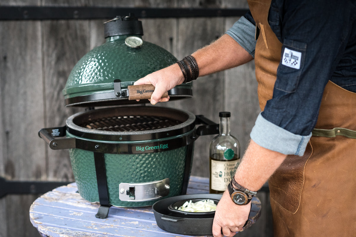 Visning av støpejernskullrist på Keramisk grill MiniMax 33 cm med EGG Carrier