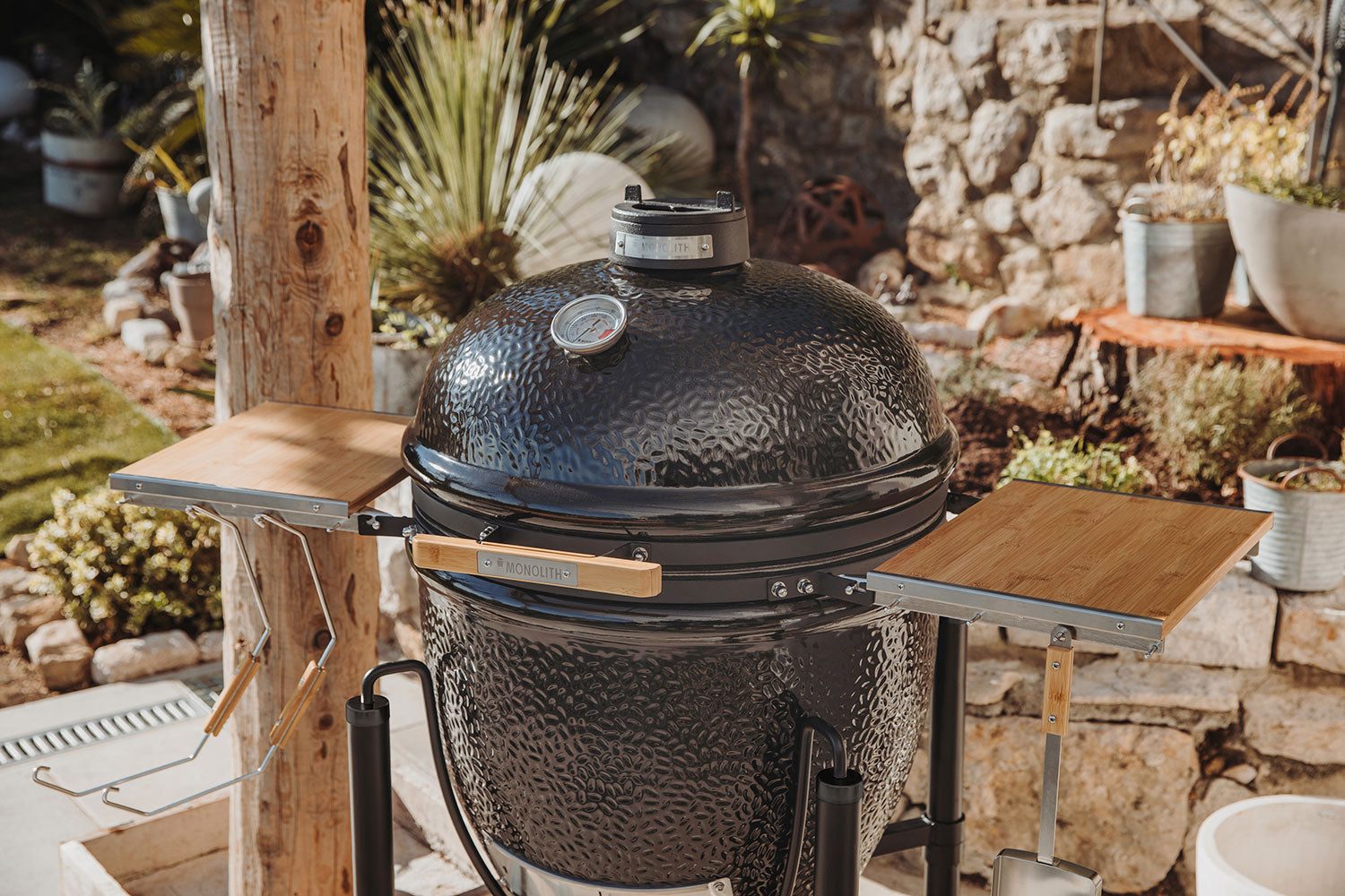 Keramisk grill ONE.66 rustfritt stål rist montert ute