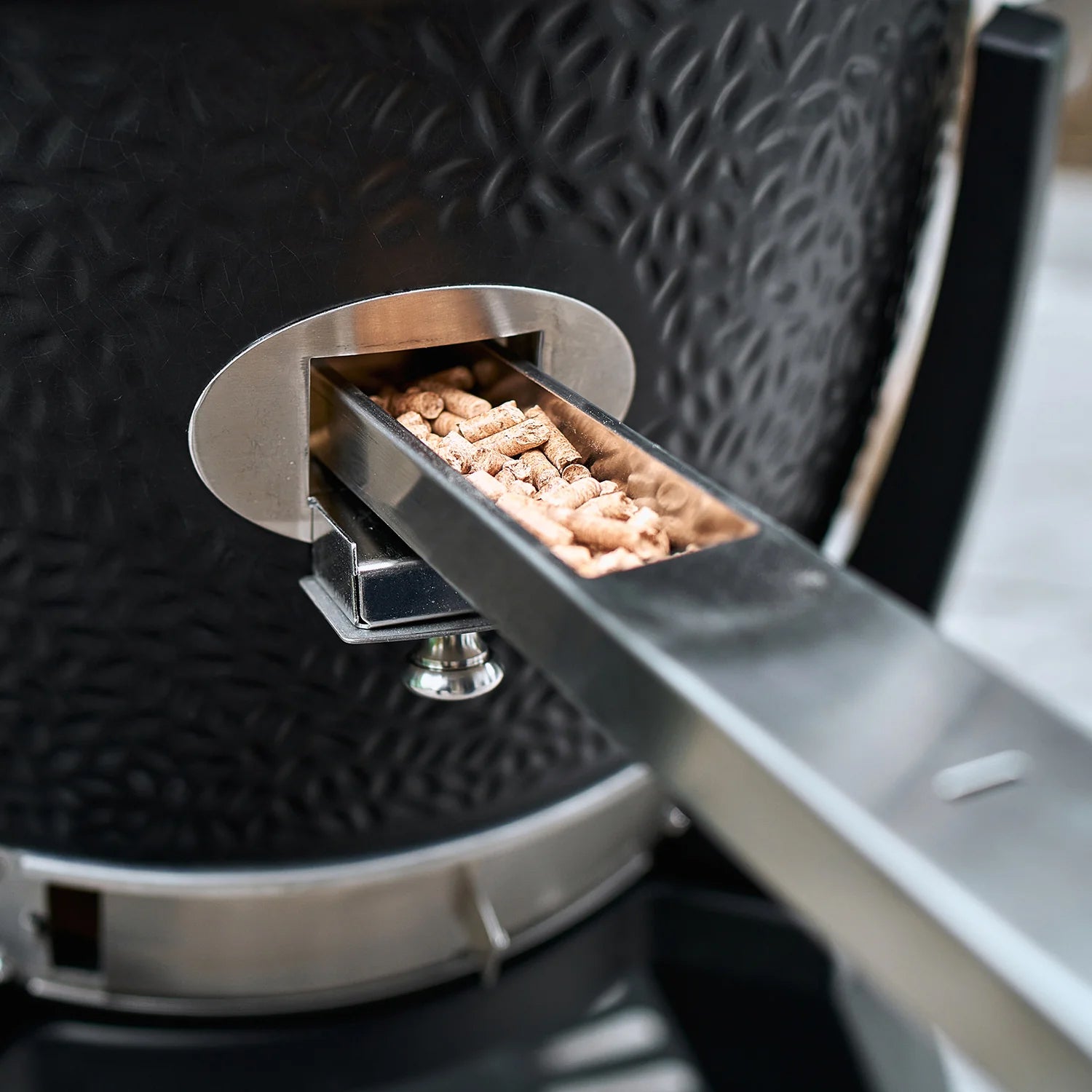 Keramisk grill TWO.55 med stativ og sidebord 44 cm - Monolith med sammenleggbare sidebord