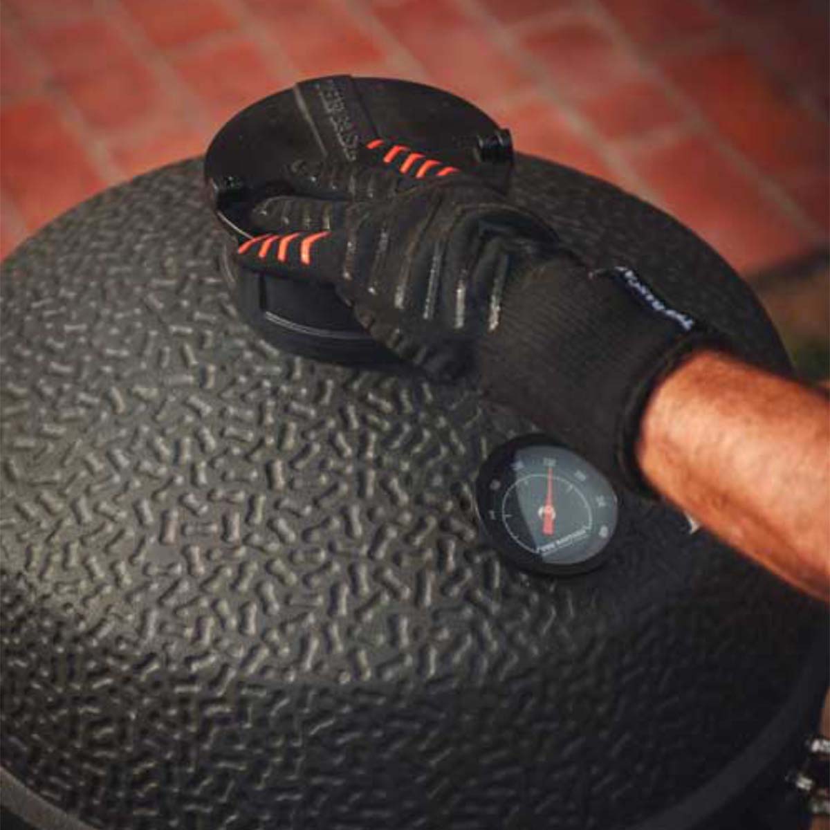 Keramisk grill Urban Large SUMMER Essential sett - The Bastard i bruk utendørs