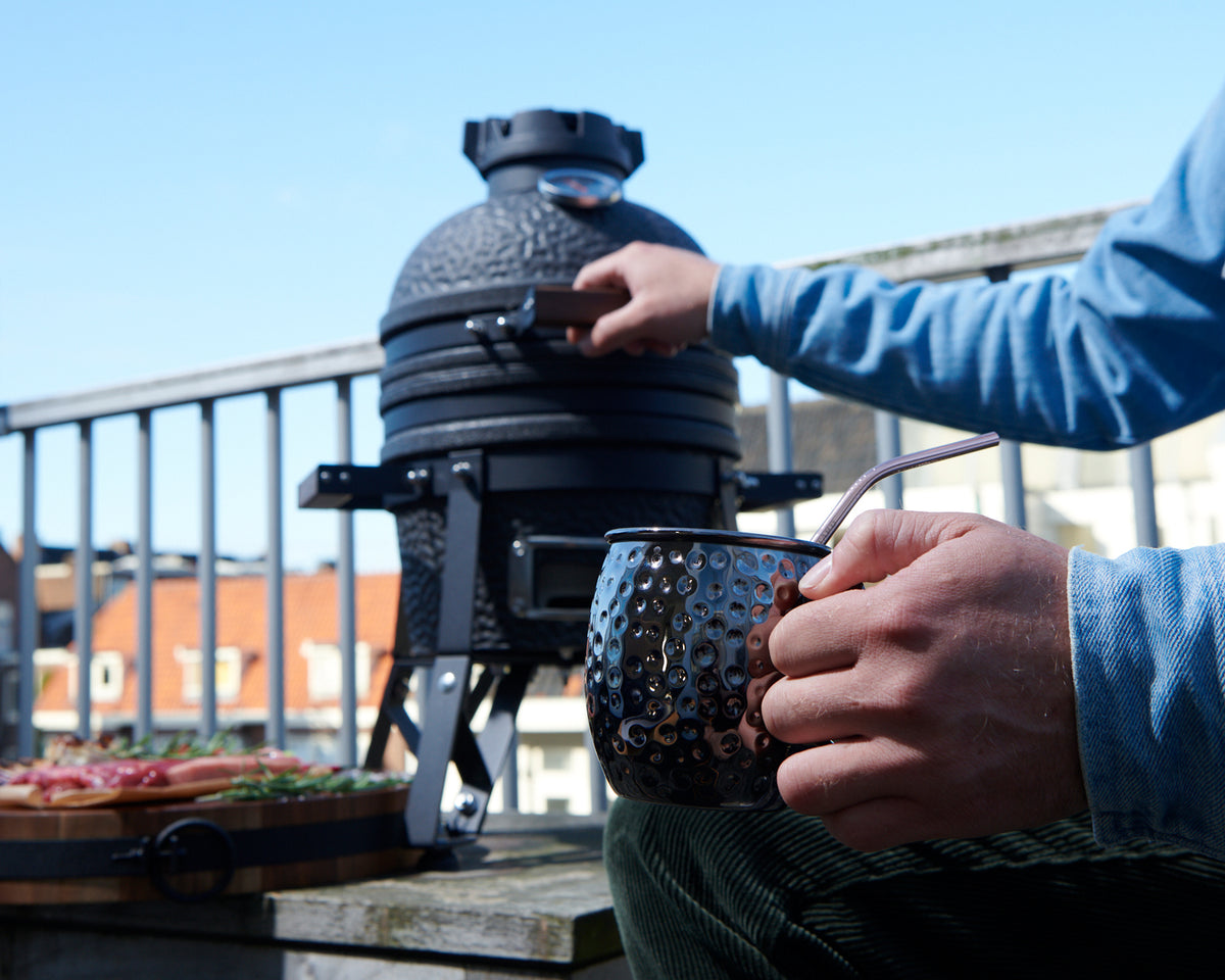 Keramisk grill Urban Small svart matt 25 cm 2025 - The Bastard detalj av lokk hengsel