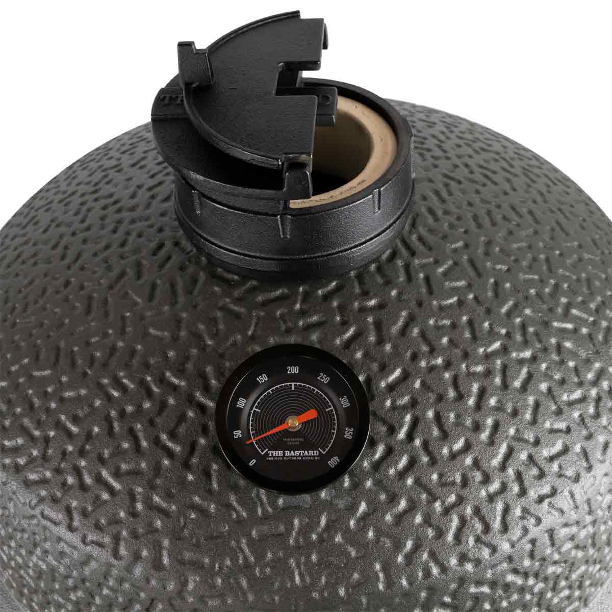 Montert Keramisk grill VX Large Solo - The Bastard i hage