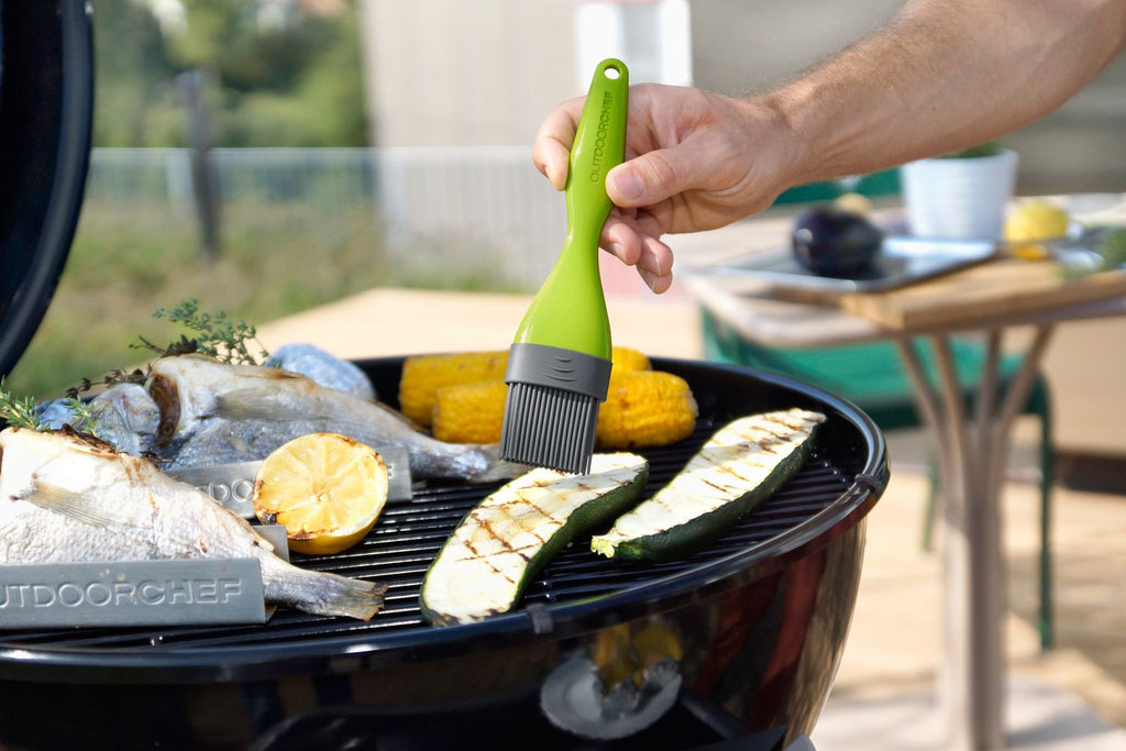 Nærbilde av marineringspensel fra Kjøttstativ og ribbeholder med marineringspensel - Outdoorchef
