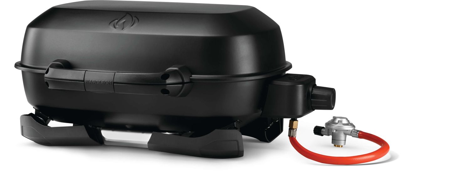 Kompakt gassgrill TravelQ 240 svart i bruk på campingtur
