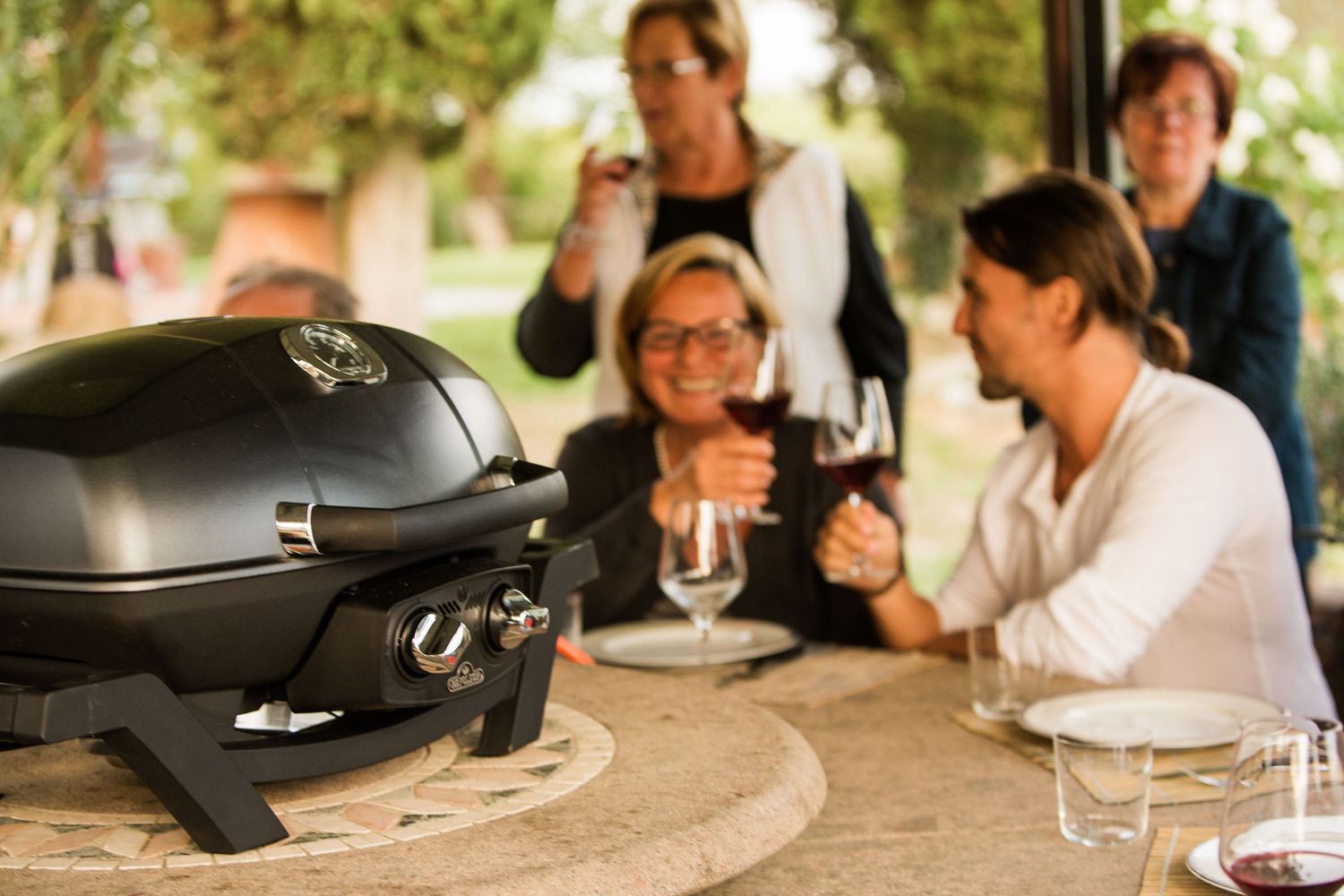 Nærbilde av porzellanbelagt gusseisenrist på Kompakt gassgrill TravelQ PRO285 svart 2 brennere
