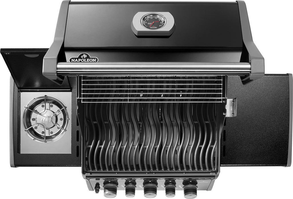 Kontrollpanel med Jetfire-zündsystem på Gassgrill Rogue 425 all black med sidebrenner og bakbrenner