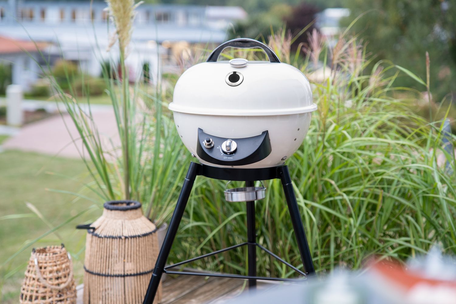 Sammenleggbar trebensstativ på Kulegassgrill City 420 G SE Vanilla