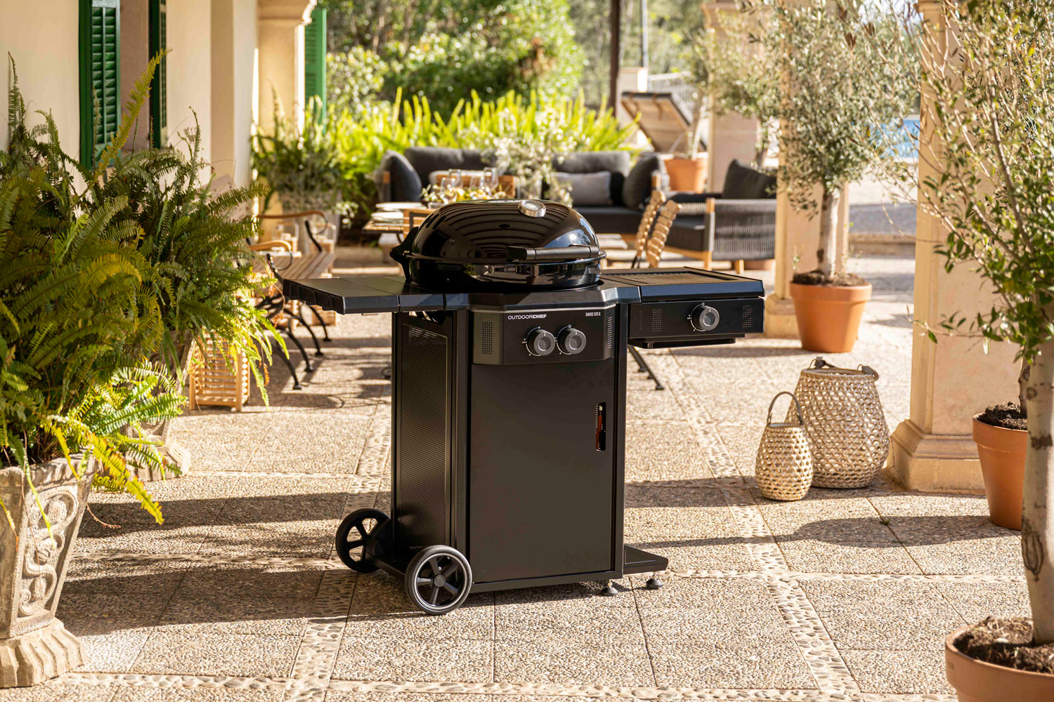 Montert Kulegassgrill Davos 570 G Pro BZ med åpen lokk