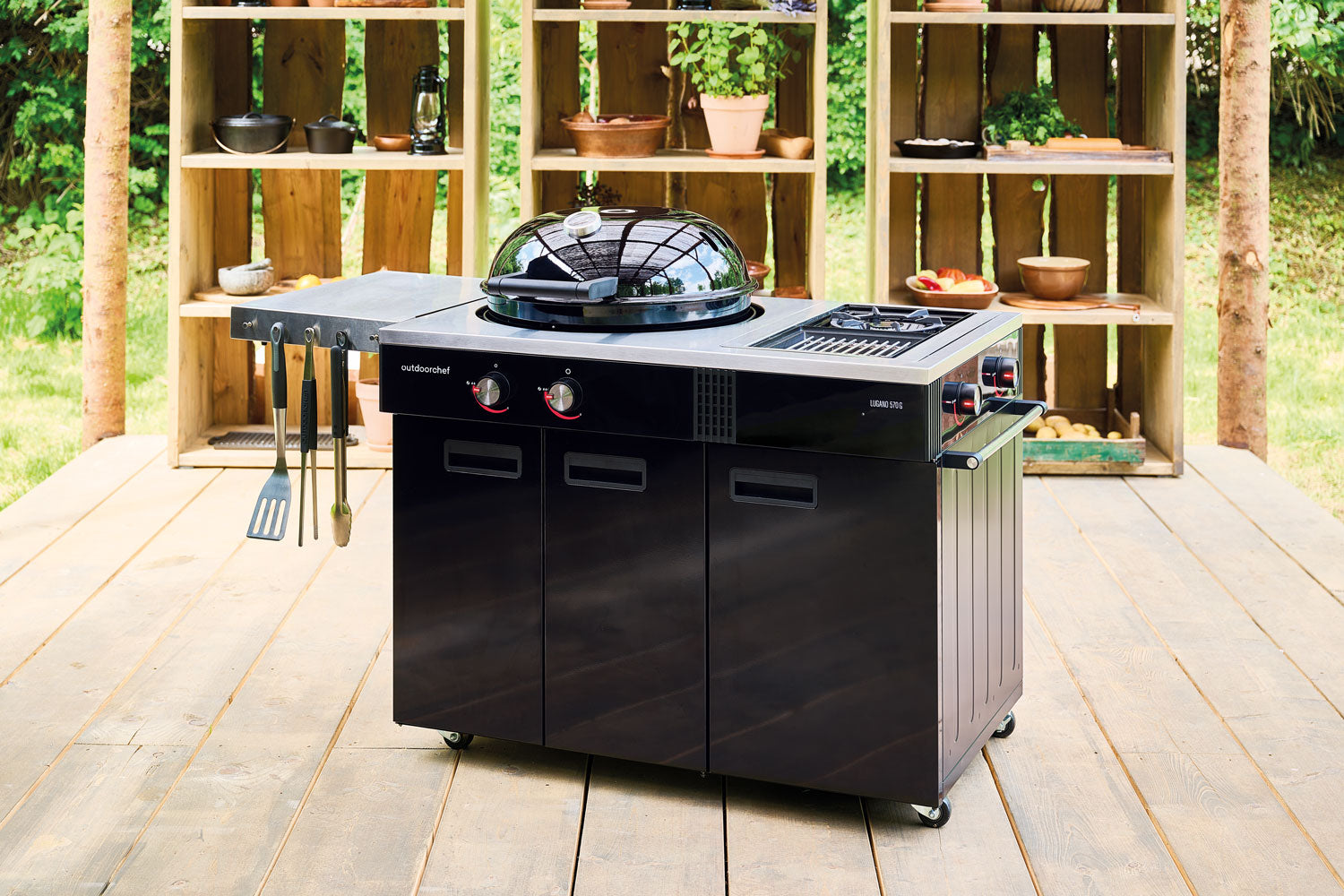 Baksiden av Kulegrill Lugano 570 G EVO II Plus med grillrist