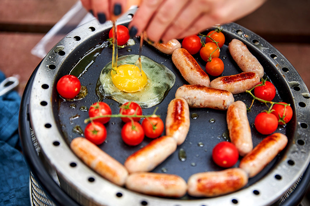 Kullgrill Premier AIR Deluxe med grillplate og panne sett fra siden