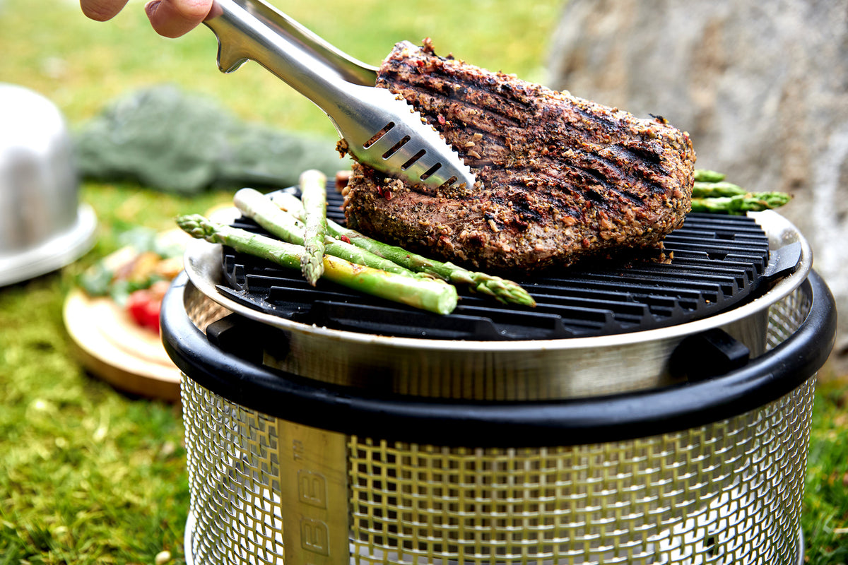 Kullgrill Premier AIR Deluxe med kyllingholder og tilbehør montert på bord