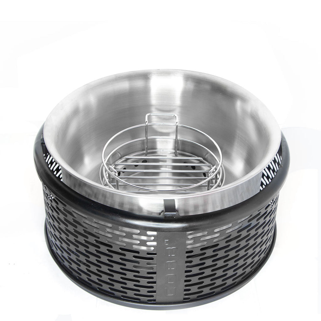 Kullgrill Pro Black med perforert grillplate matt svart - Cobb i bruk