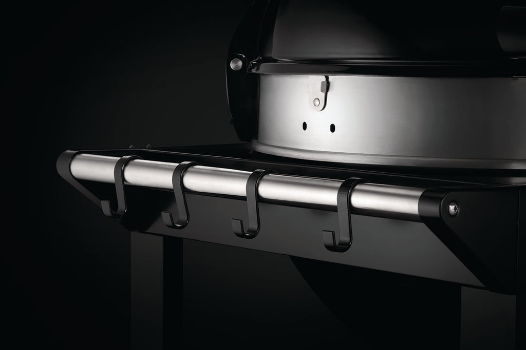 Nærbilde av termometer på Kullgrill PRO-CART kulegrill 57 cm med vogn og støpejernsrist