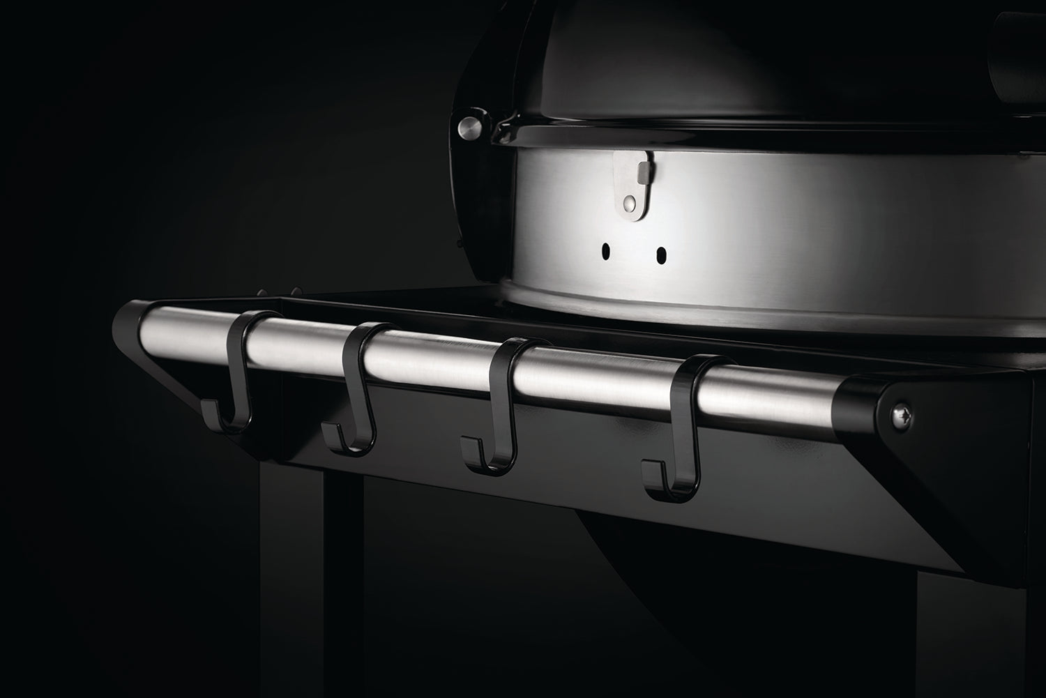 Nærbilde av termometer på Kullgrill PRO-CART kulegrill 57 cm med vogn og støpejernsrist