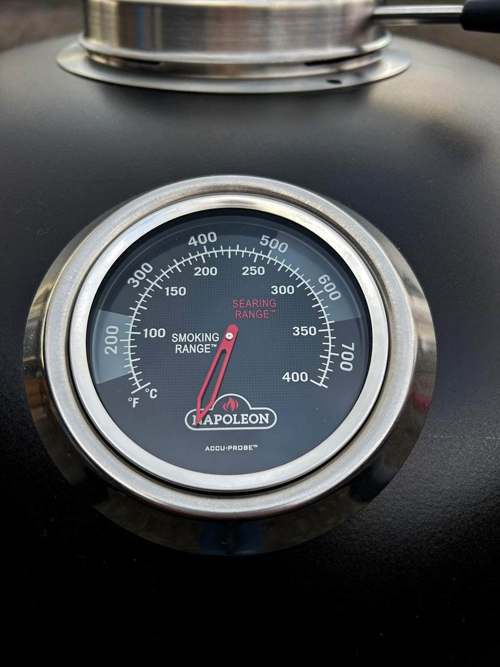 Detalj av støpejernsrist på Kullgrill PRO kulegrill 57 cm med støpejernsrist matt svart