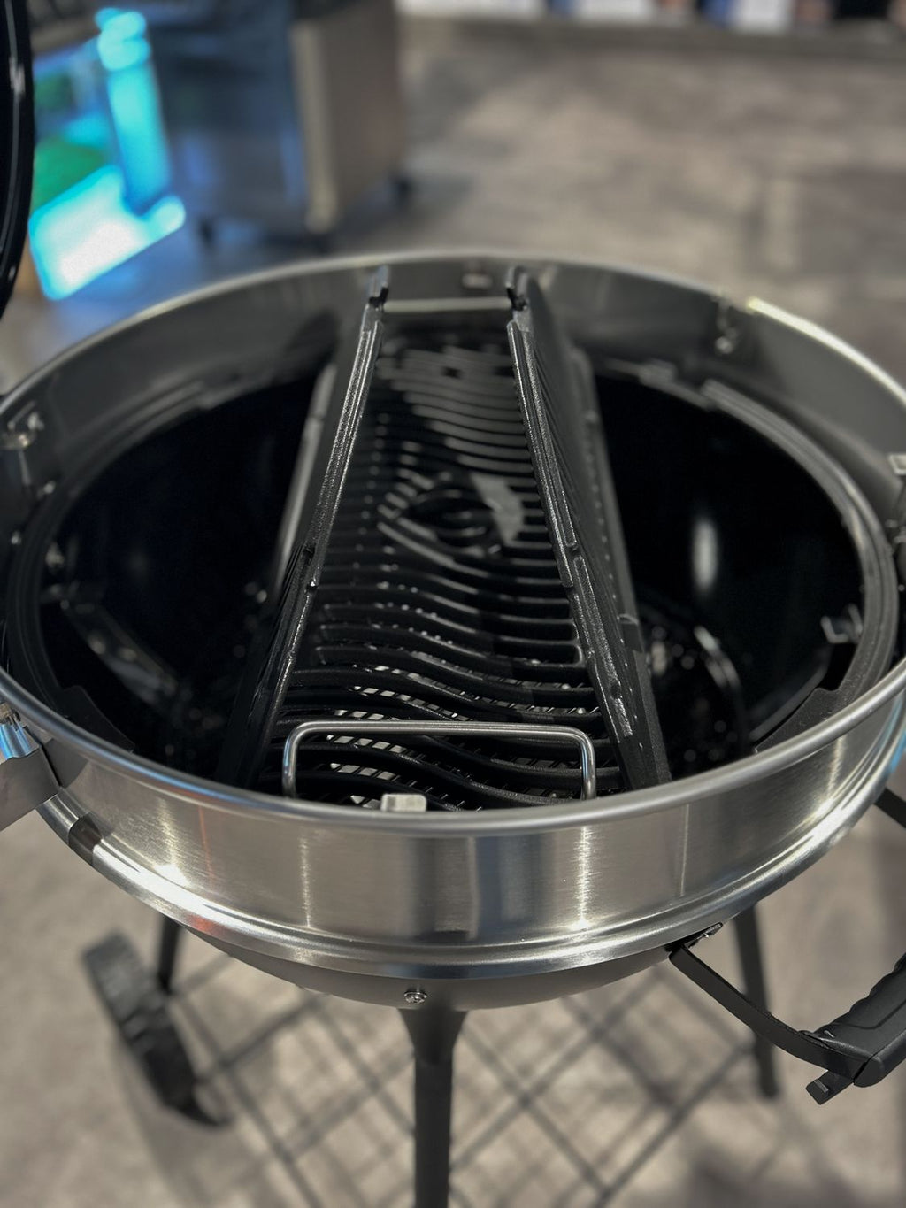 Montert Kullgrill PRO kulegrill 57 cm med støpejernsrist matt svart på terrasse