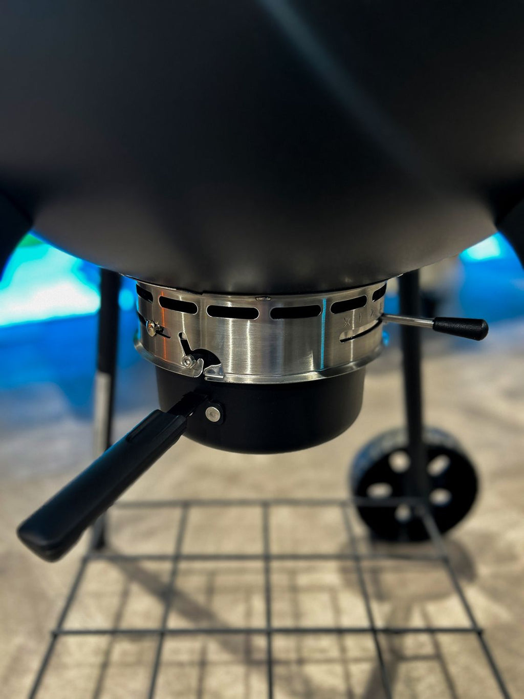 Kullgrill PRO kulegrill 57 cm støpejernsrist Napoleon under grillristen