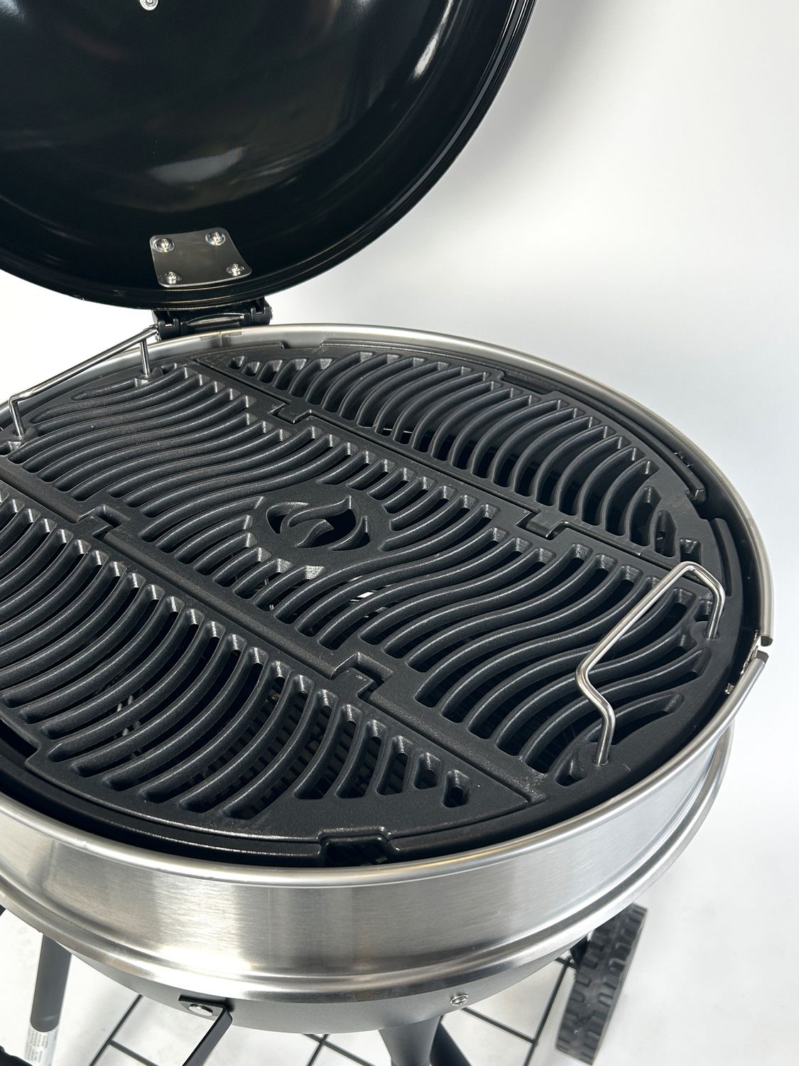 Kullgrill PRO kulegrill 57 cm støpejernsrist Napoleon med hengslet lokk